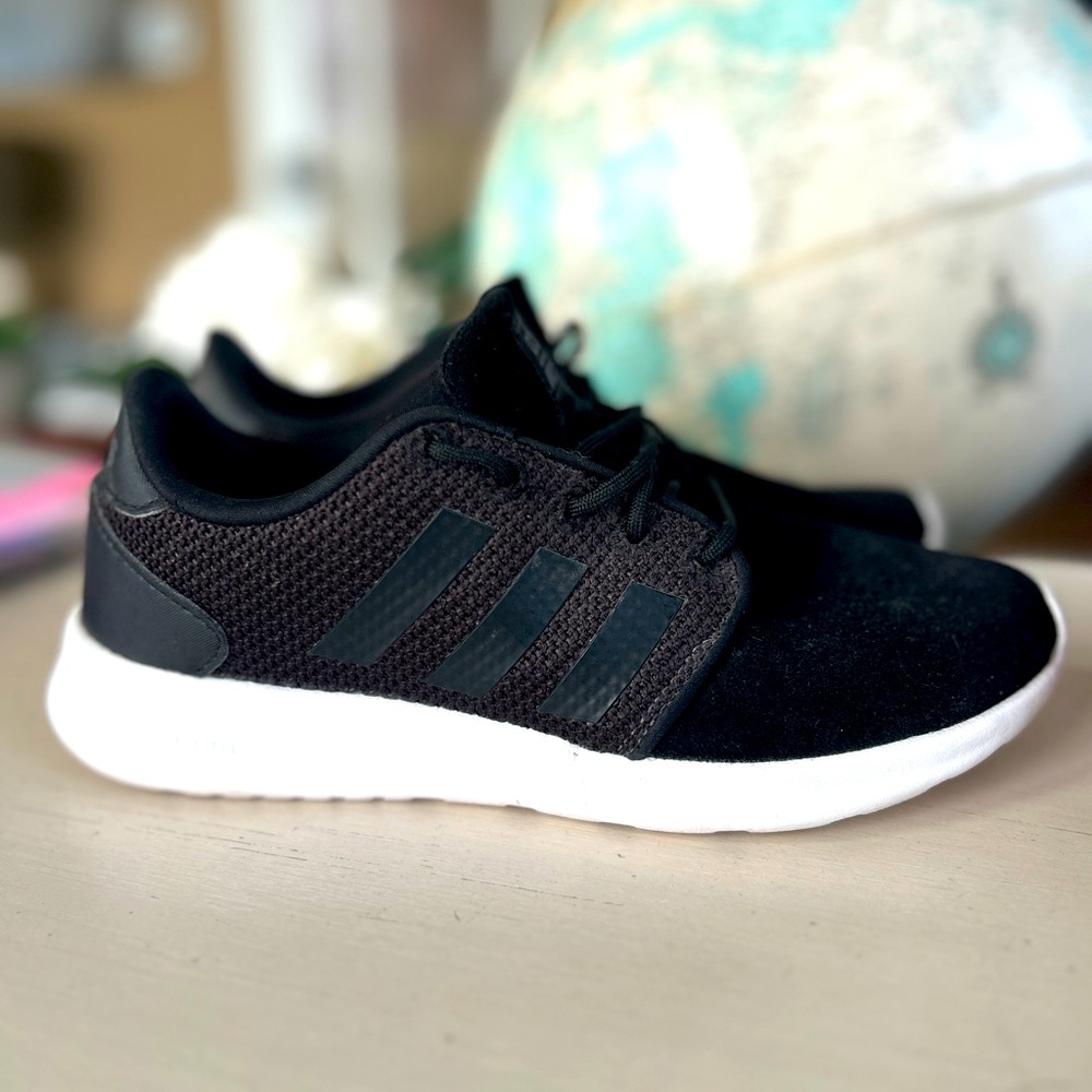 Women’s Adidas Cloudfoam sneakers - like new condition